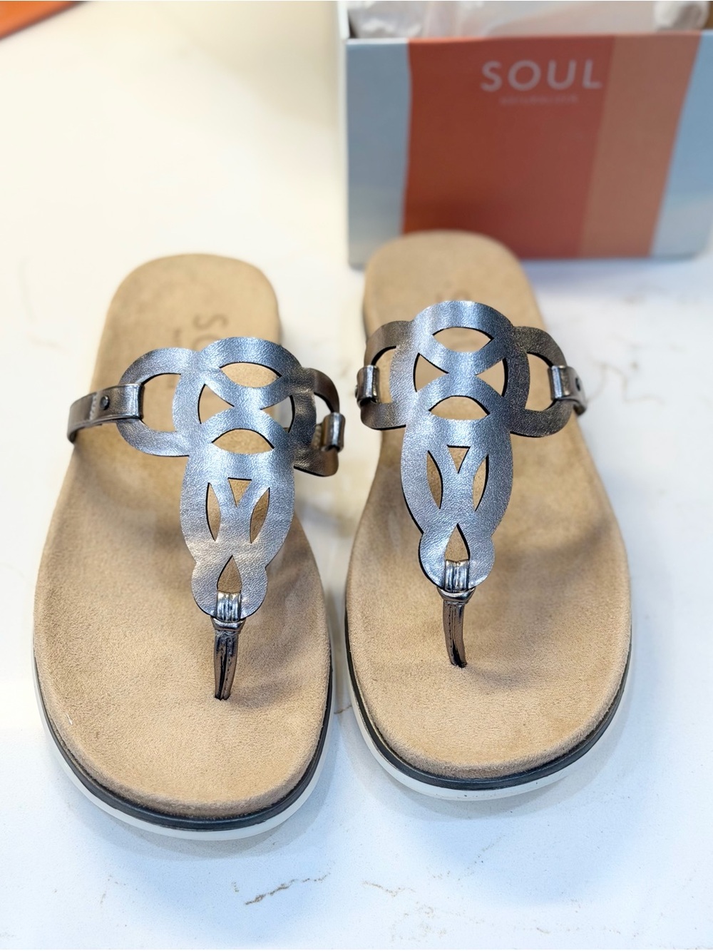 Naturalizer Women’s Metallic PewterSculpted Thong Sandals. Size 8.5